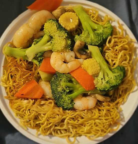 156. Prawns and Seasonal Vegetable Chow Mein 時菜蝦球炒麵